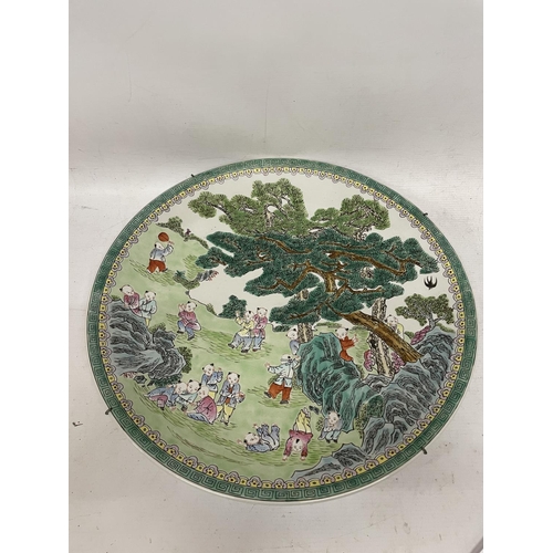 79 - A LARGE CHINESE FAMILLE VERTE CHARGER WITH BOYS AT PLAY SCENE, FOUR CHARACTER MARK TO BASE