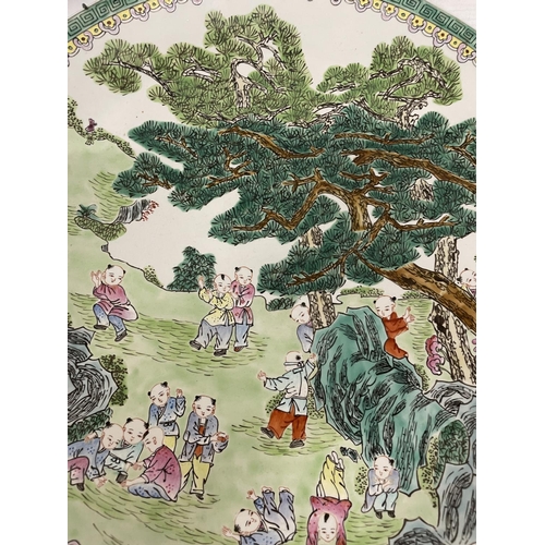 79 - A LARGE CHINESE FAMILLE VERTE CHARGER WITH BOYS AT PLAY SCENE, FOUR CHARACTER MARK TO BASE