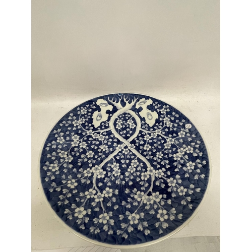 80 - A LARGE CHINESE PRUNUS BLOSSOM PATTERN CHARGER, DIAMETER 46CM