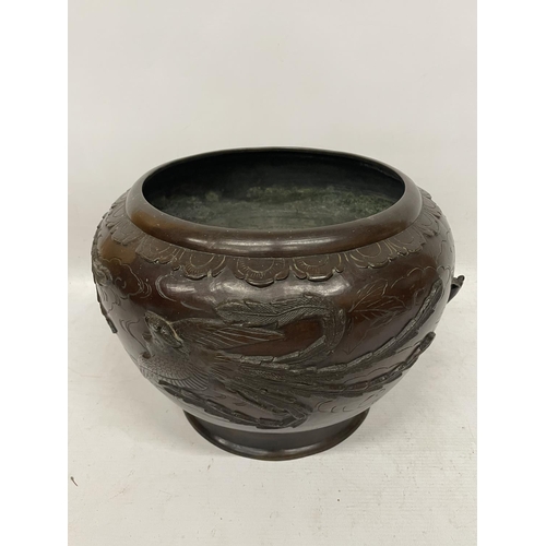 83 - A LARGE JAPANESE MEIJI PERIOD BRONZE JARDINIERE / PLANTER WITH BIRD DESIGN