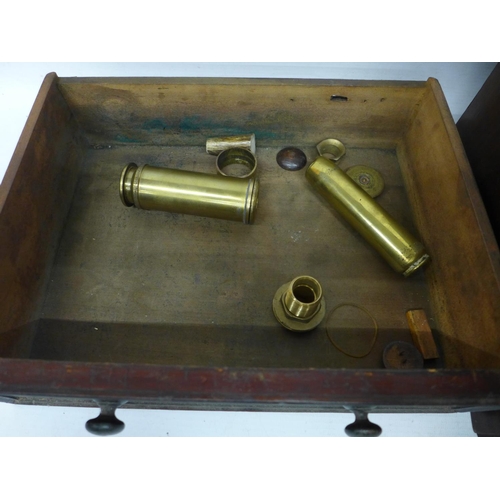 543 - A TWO DRAWER CABINET CONTAINING SHELL CASES, BULLET MOULD, LEAD BULLETS, DIE PUNCH ETC