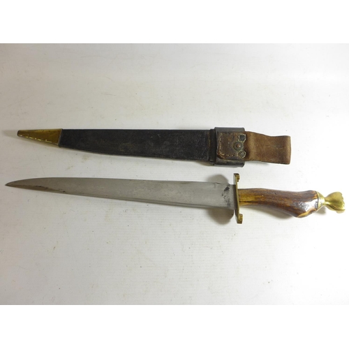 557 - AN EARLY 20TH CENTURY HUNTING SHORT SWORD AND SCABBARD, 33CM BLADE, HORN GRIP, LENGTH 51CM