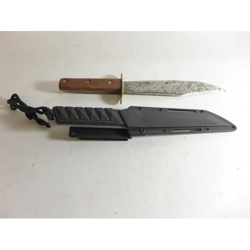 562 - TWO HUNTING KNIVES, 16.5 AND 19.5CM BLADES