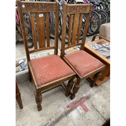 2776 - A PAIR OF EARLY 20TH CENTURY OAK DINING CHAIRS