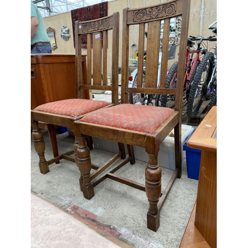 2776 - A PAIR OF EARLY 20TH CENTURY OAK DINING CHAIRS