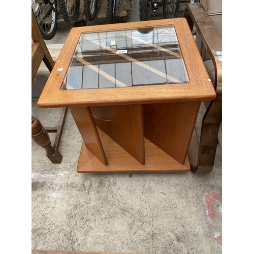 2777 - A RETRO TEAK COFFEE/LAMP TABLE WITH FOUR SECTIONS TO THE BASE, WITH GLASS TOP, 20