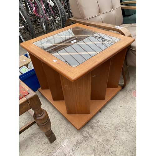 2777 - A RETRO TEAK COFFEE/LAMP TABLE WITH FOUR SECTIONS TO THE BASE, WITH GLASS TOP, 20