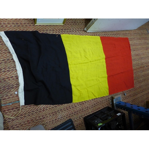 526 - A MID 20TH CENTURY BELGIUM FLAG, 63X148CM, WORLD WAR II CONTAINER DATED 1943, RAF CLOTH BADGE, BADGE... 