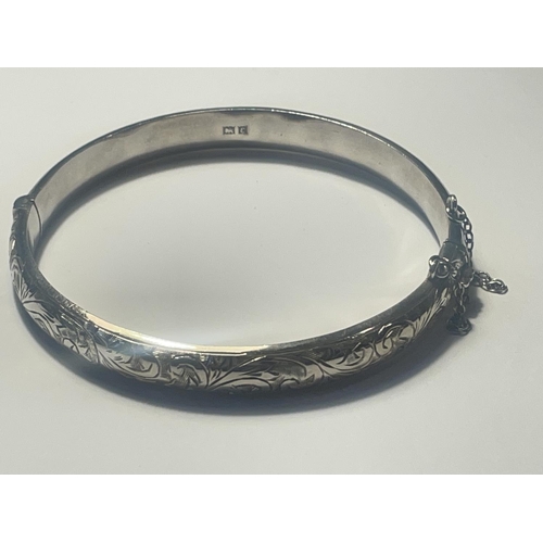 609 - A SILVER BANGLE AND NECKLACE