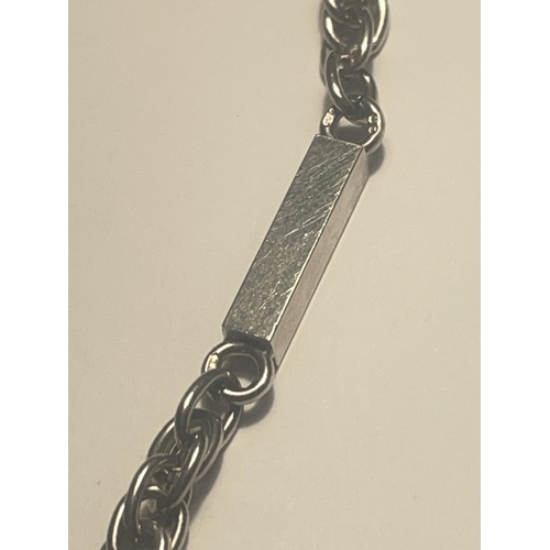 621 - A HEAVY SILVER ROPE AND BLOCK CHAIN NECKLACE