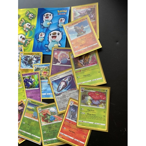 103 - A TRAINER BOX OF ASSORTED POKEMON CARDS, HOLOS, TOKENS ETC