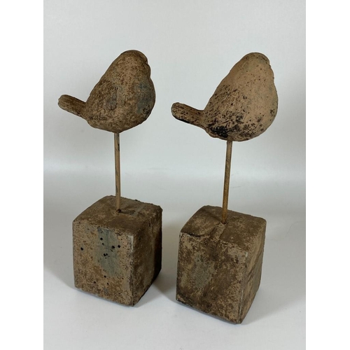 108 - A PAIR OF DECORATIVE STONE BIRD FIGURES ON PLINTH BASES, HEIGHT 24CM