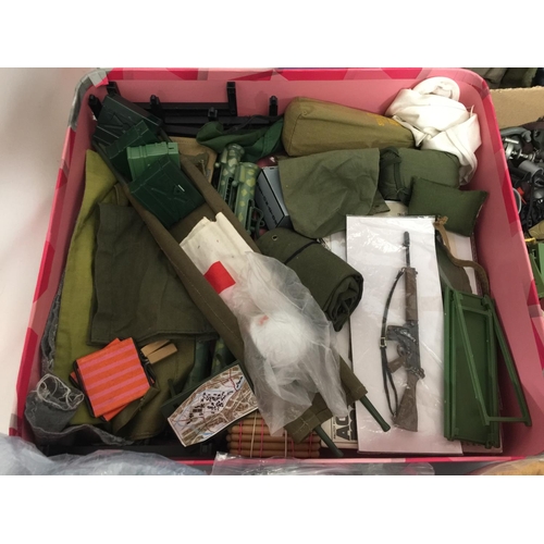 324 - A LARGE COLLECTION OF VINTAGE ACTION MAN ACCESSORIES TO INCLUDE CLOTHING, WEAPONS, BEDS, KIT, ETC