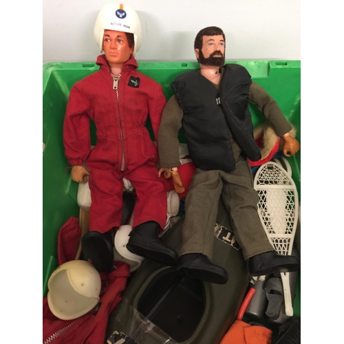 327 - A COLLECTION OF VINTAGE ACTION MAN ITEMS TO INCLUDE TWO FIGURES ( 1 WITH EAGLE EYES), A CANOE, SNOW ... 