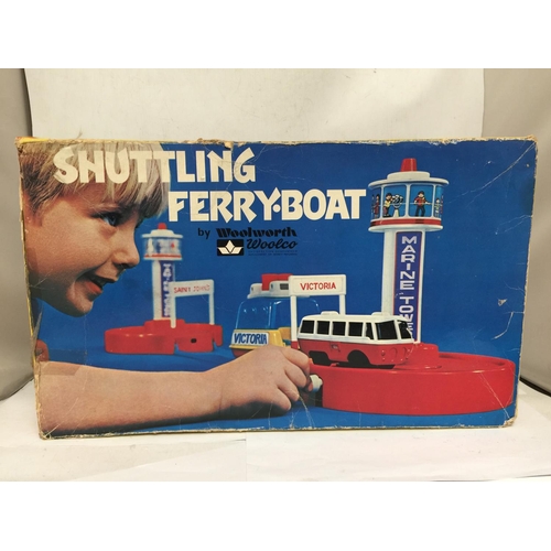 335 - A VINTAGE 1970'S SHUTTLING FERRY BOAT SET AND A MICRO MACHINES GARAGE