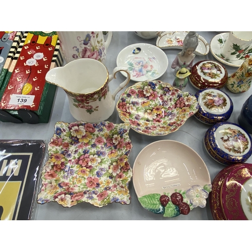 136 - A LARGE MIXED LOT OF CERAMICS TO INCLUDE WEDGWOOD JASPERWARE, LIMOGES TRINKET BOXES, AYNSLEY, COALPO... 