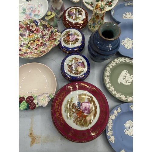 136 - A LARGE MIXED LOT OF CERAMICS TO INCLUDE WEDGWOOD JASPERWARE, LIMOGES TRINKET BOXES, AYNSLEY, COALPO... 