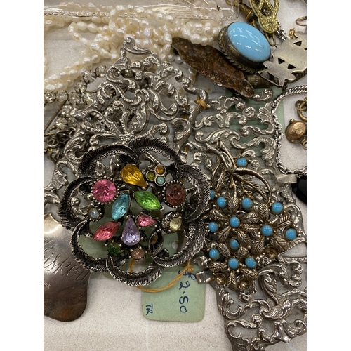 179 - A LARGE QUANTITY OF VINTAGE COSTUME JEWELLERY TO INCLUDE EARRINGS, BEADS, BROOCHES, NECKLACES, ETC