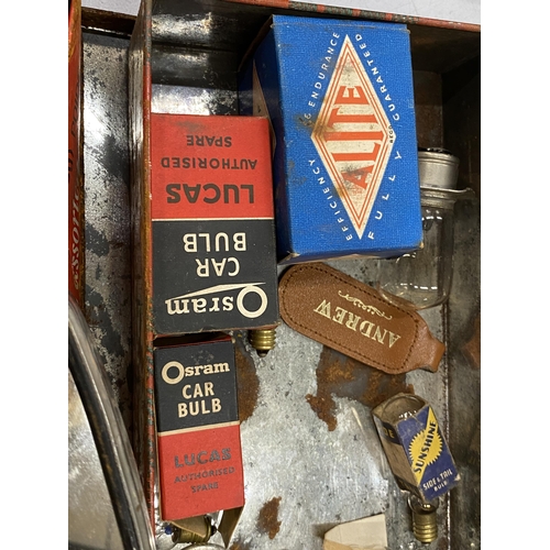 181 - A QUANTITY OF AUTOMOBILIA TO INCLUDE AA, CAMBRIDGE, AND AUSTIN BADGES, BULBS, ETC