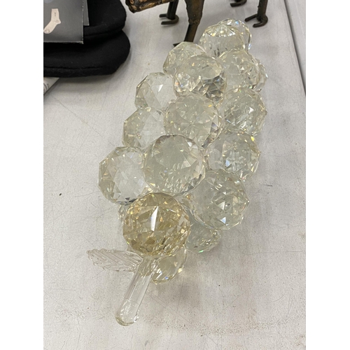 186 - A LARGE BUNCH OF CRYSTAL GRAPES, LENGTH 31CM