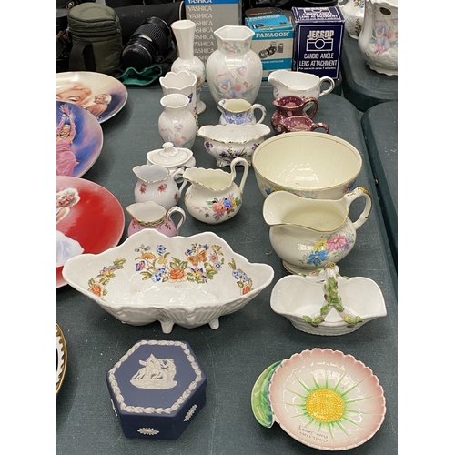 200 - A QUANTITY OF SMALL CHINA ITEMS TO INCLUDE AYNSLEY, GAINSBOROUGH, ETC, VASES, BOWLS, JUGS PLUS A WED... 