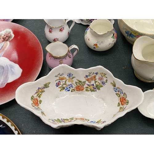 200 - A QUANTITY OF SMALL CHINA ITEMS TO INCLUDE AYNSLEY, GAINSBOROUGH, ETC, VASES, BOWLS, JUGS PLUS A WED... 