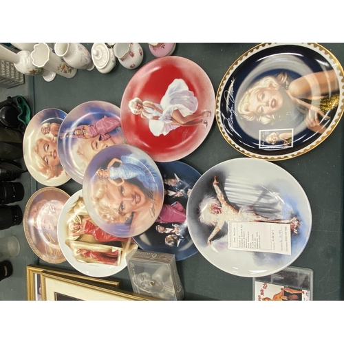 201 - A LARGE COLLECTION OF MARILYN MONROE MEMORABILIA TO INCLUDE A FRAMED FILM CELL AND FRAMED PHOTO WITH... 