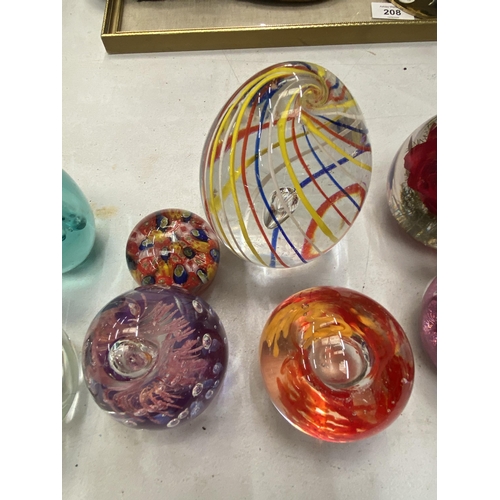 205 - A COLLECTION OF GLASS PAPERWEIGHTS TO INCLUDE CAITHNESS - 10 IN TOTAL