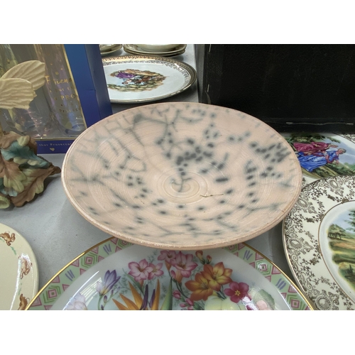 209 - A QUANTITY OF ITEMS TO INCLUDE CABINET PLATES, VINTAGE CHINA CUPS, ETERNAL BEAU PLATES, A BUNNYKINS ... 