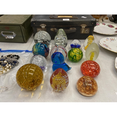 211 - A LARGE QUANTITY OF GLASS PAPERWEIGHTS - 14 IN TOTAL