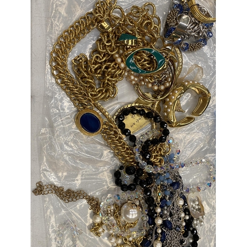 213 - A QUANTITY OF WHITE AND YELLOW METAL COSTUME JEWELLERY TO INCLUDE BANGLES AND NECKLACES