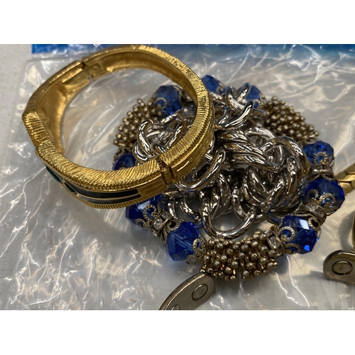 213 - A QUANTITY OF WHITE AND YELLOW METAL COSTUME JEWELLERY TO INCLUDE BANGLES AND NECKLACES