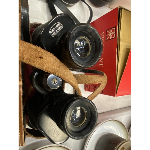 216 - A PAIR OF REVUE AND DENHILL BINOCULARS IN CASES, TWO VINTAGE ROBERTS RADIOS PLUS TWO SLIDE VIEWERS