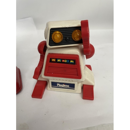 339 - A RARE 1960'S KO JAPAN TIN PLATE TOY ROBOT (BATTERY OPERATED) PLUS A 1980'S WALL-E TOY ROBOT