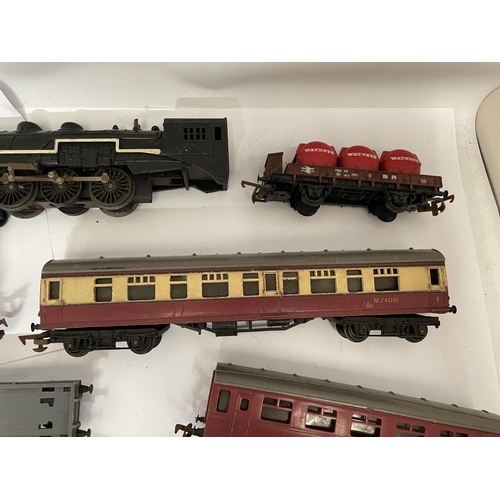 345 - A TRI-ANG 1960'S MODEL RAILWAY TO INCLUDE TRACK, TWO LOCOMOTIVES, CARRIAGES, ETC PLUS A BOXED MECCAN... 