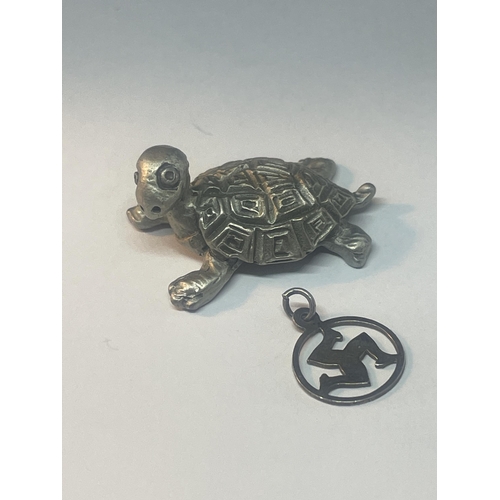 88 - FOUR ITEMS TO INCLUDE A MINIATURE PEWTER TORTOISE, TWO WHITE METAL FIGURES - A DOG AND A CAT AND A S... 