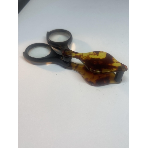 98 - THREE VINTAGE POSSIBLY TORTOISE SHELL ITEMS TO INCLUDE A JEWELLERS LOOP, A PENKNIFE AND A KOPP BLOOD... 