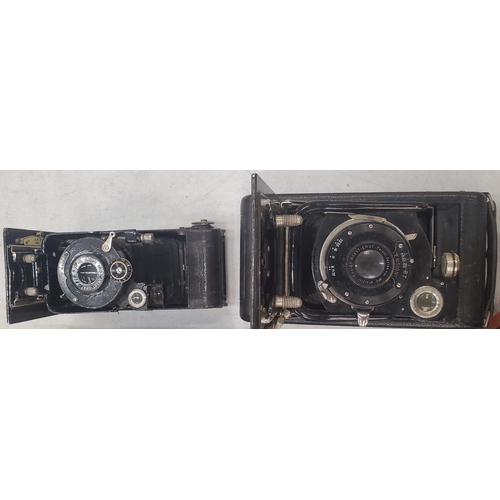 240 - A COLLECTION OF VINTAGE CAMERAS TO INCLUDE BOXED KODAK INSTAMATIC 104, KODAK BROWNIE NO.2 DUO-LUX ET... 