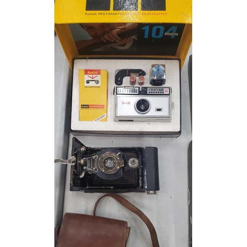 240 - A COLLECTION OF VINTAGE CAMERAS TO INCLUDE BOXED KODAK INSTAMATIC 104, KODAK BROWNIE NO.2 DUO-LUX ET... 