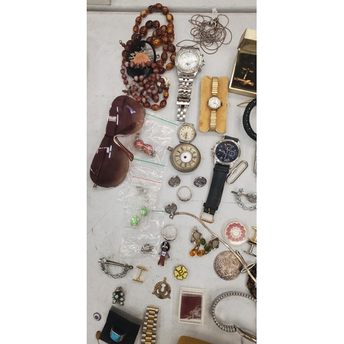 264 - A COLLECTION OF VINTAGE COSTUME JEWELLERY AND FURTHER WATCHES, PAIR OF SUNGLASSES, BOXED CUFFLINKS E... 