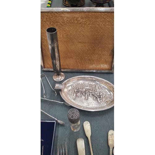 270 - A MIXED LOT OF SILVER AND SILVER PLATED ITEMS, FISH SERVERS, PHOTO FRAME, SALVER, ETC