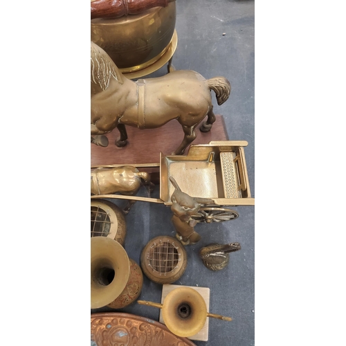 274 - A COLLECTION OF VINTAGE BRASS ITEMS, KETTLE, HORSE, CHARGER ETC