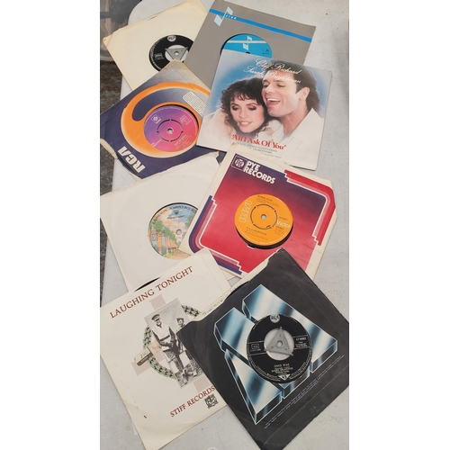 278 - A QUANTITY OF 45RPM VINYL SINGLE RECORDS TO INCLUDE ROD STEWART, JONA LEWIE, FLEETWOOD MAC, CLIFF RI... 