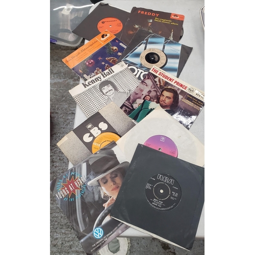 278 - A QUANTITY OF 45RPM VINYL SINGLE RECORDS TO INCLUDE ROD STEWART, JONA LEWIE, FLEETWOOD MAC, CLIFF RI... 