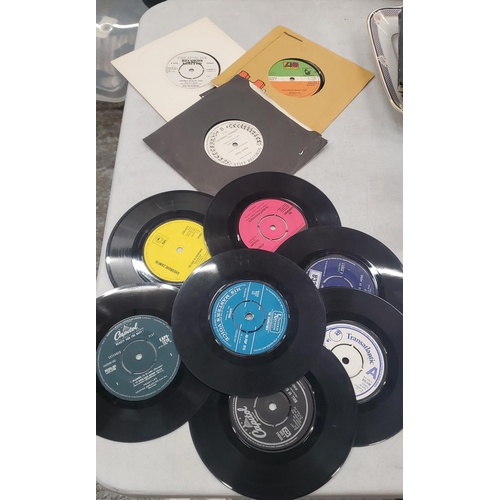 278 - A QUANTITY OF 45RPM VINYL SINGLE RECORDS TO INCLUDE ROD STEWART, JONA LEWIE, FLEETWOOD MAC, CLIFF RI... 