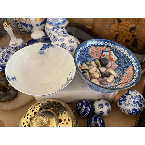 118 - A BOX OF ASSORTED ITEMS, ORIENTAL BLUE AND WHITE BALLS, JAPANESE BOWLS ETC