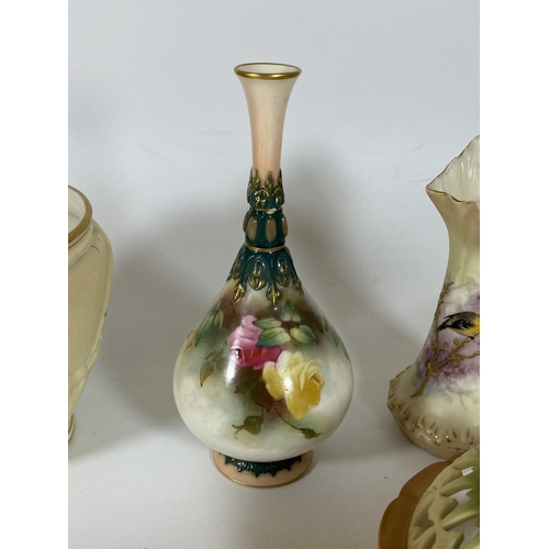 121 - A GROUP OF ROYAL WORCESTER AND FURTHER HAND PAINTED BLUSH IVORY ITEMS, LOCKE & CO BIRD VASE, HADLEY ... 