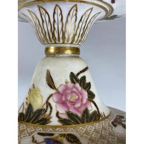 122 - A LARGE ROYAL WORCESTER PEDESTAL DISH, DIAMETER 25CM, (A/F)