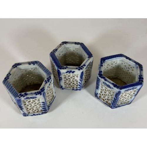 128 - THREE CHINESE BLUE AND WHITE PORCELAIN RETICULATED CRICKET CAGES, HEIGHT 7CM