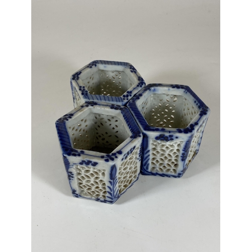 128 - THREE CHINESE BLUE AND WHITE PORCELAIN RETICULATED CRICKET CAGES, HEIGHT 7CM